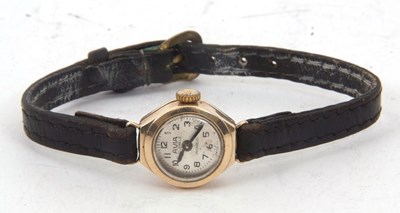 Lot 254 - A 9ct gold cased ladies Avia watch, stamped...