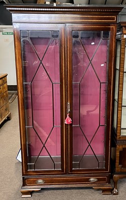 Lot 466 - A 20th Century Sheraton style display cabinet,...