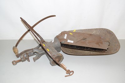 Lot 1 - Vintage scale together with mincer