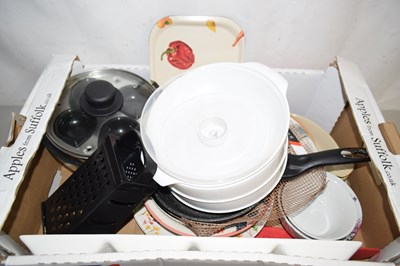 Lot 11 - Box containing assorted kitchenalia