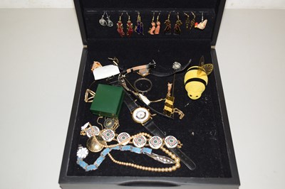 Lot 111 - Box containing assorted costume jewellery,...