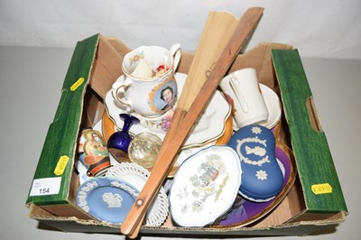 Lot 154 - Box containing various decorative ceramics...