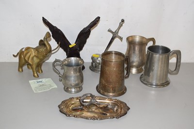 Lot 204 - Selection of assorted metal wares including...