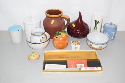 Lot 209 - Assorted decorative ceramics