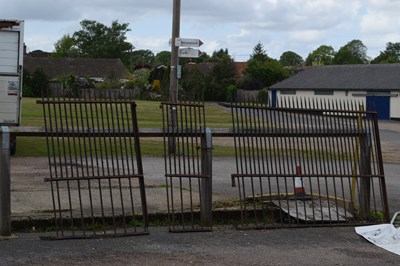 Lot 361 - Quantity of heavy iron railings