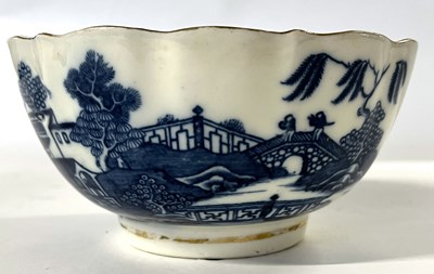 Lot 336 - A Caughley porcelain bowl with blue and white...