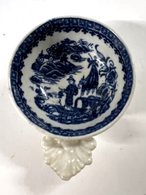 Lot 357 - A Caughley Fisherman wine taster or a caddy...