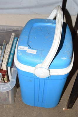 Lot 582 - Plastic cool box