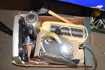 Lot 617 - Box containing various clearance sundries