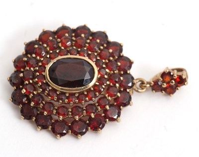 Lot 131 - A 9ct garnet pendant/brooch, with central...