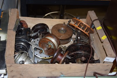 Lot 690 - Box containing a selection of assorted vintage...