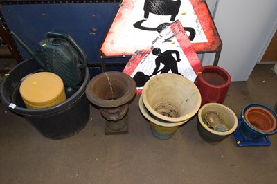 Lot 811 - Selection of various plant pots and planters
