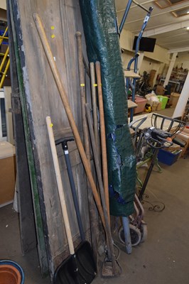 Lot 813 - Various garden tools