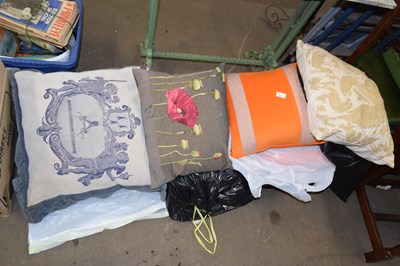 Lot 843 - Large quantity of various cushions
