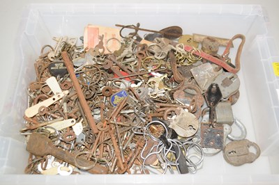Lot 88 - A box of assorted keys and padlocks