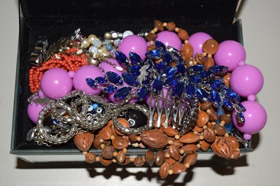Lot 110 - A mirrored jewellery box with assorted costume...