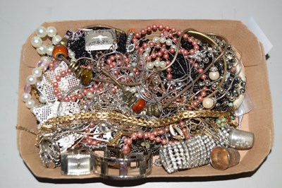 Lot 116 - Quantity of assorted costume jewellery,...