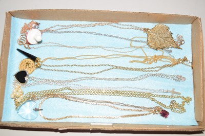 Lot 122 - A quantity of assorted necklaces