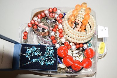 Lot 123 - Box of assorted costume jewellery