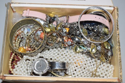 Lot 124 - Box of assorted costume jewellery and...