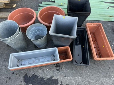 Lot 275 - Plastic garden pots