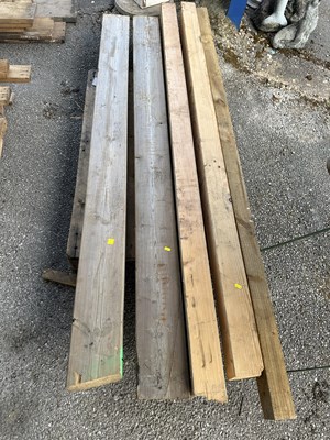 Lot 276 - 3 wooden posts and 2 wooden planks