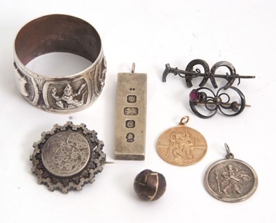 Lot 233 - A mixed lot of gold and silver jewellery: to...