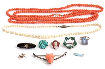 Lot 224 - A mixed lot of jewellery: to include a carvel...