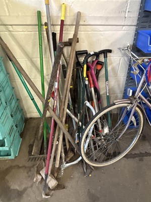 Lot 905 - Quantity of assorted garden tools