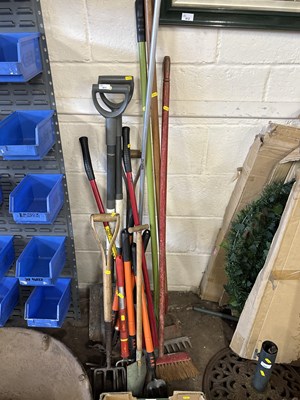 Lot 911 - Quantity of garden tools