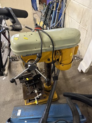 Lot 922 - An electric pillar drill and a vice