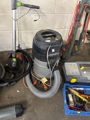 Lot 927 - A Delonghi vacuum cleaner