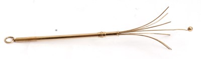 Lot 170 - A 9ct swizzle stick, 85mm long (closed),...