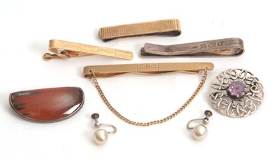 Lot 234 - A mixed lot: to include a 9ct tie pin...