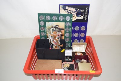 Lot 87 - Mixed Lot: Various costume jewellery,...