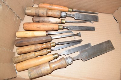 Lot 101 - A box of vintage chisels