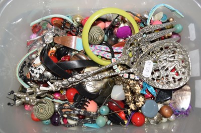 Lot 113 - Box of costume jewellery