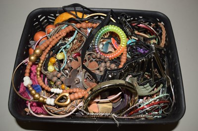 Lot 114 - Box of costume jewellery