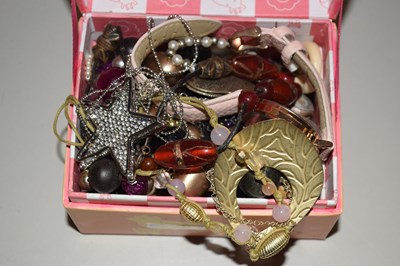 Lot 116 - Box of costume jewellery