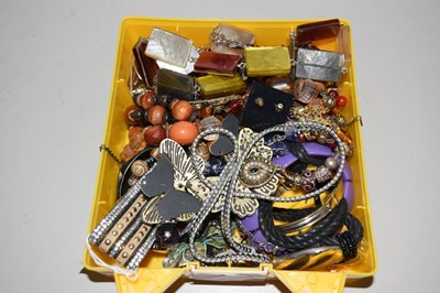 Lot 117 - Box of costume jewellery
