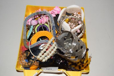 Lot 121 - Box of costume jewellery