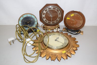 Lot 136 - A vintage starburst Smiths mantel clock...
