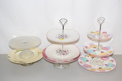 Lot 173 - A group of vintage cake plates to include Mid...