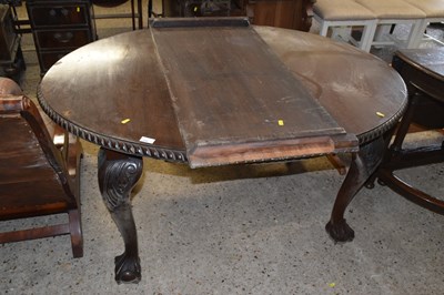 Lot 270 - An Edwardian mahogany dining table with...