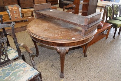 Lot 301 - An Edwardian mahogany extending dining table