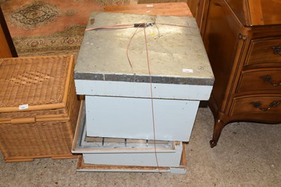 Lot 330 - A beehive