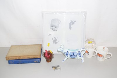 Lot 630 - A pair of robin mugs, cow creamer and other items