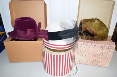 Lot 656 - Three vintage ladies hats