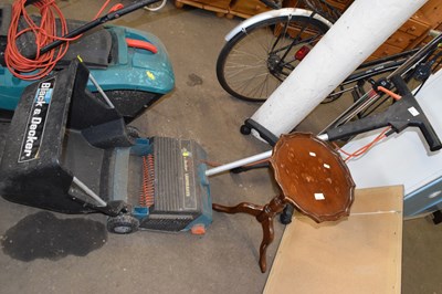 Lot 801 - A Black & Decker lawn rake