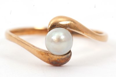 Lot 33 - A 15ct cultured pearl ring, the central cup...